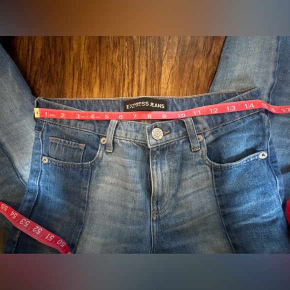 Like new! Express Two Tone Cropped Straight Leg Jean - Picture 4 of 5